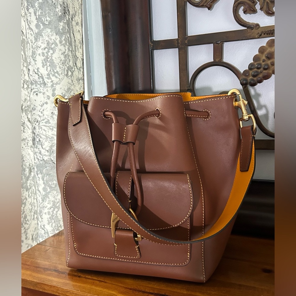 Dooney & Bourke bucket leather large size
in great preloved condition.